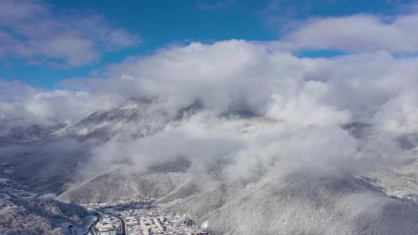 Luchtfoto landschapsmening van Caucasus Mountains in Gorki Gorod ski- en snowboard resort, Sotsji, Rusland. — Stockvideo