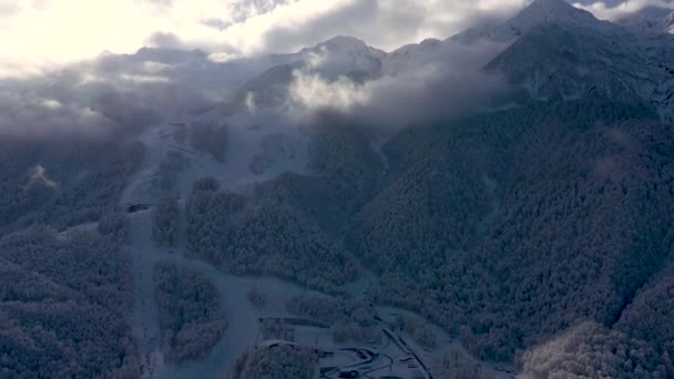 Aerial liggande vy över Kaukasus bergen i Gorkij Gorod på solig dag, Sochi, Ryssland. — Stockvideo