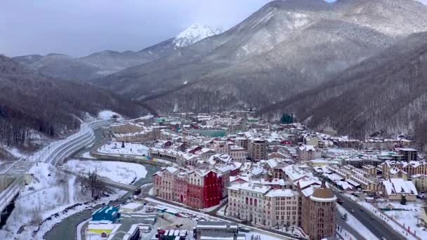 Vue aérienne du paysage des montagnes du Caucase à Gorki Gorod station de ski et de snowboard, Sotchi, Russie . — Video