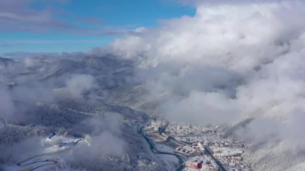 Krajobraz z lotu ptaka widok gór Kaukazu w Gorky Gorod w słoneczny dzień, Sochi, Federacja Rosyjska. — Wideo stockowe