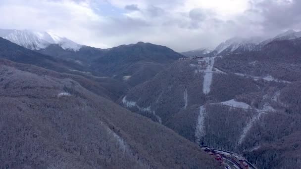 俄罗斯索契戈尔基戈罗德滑雪场和滑雪板度假村高加索山脉的空中景观景观. — 图库视频影像