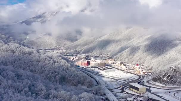 Krajobraz z lotu ptaka widok gór Kaukazu w Gorky Gorod nart i snowboardów resort, Sochi, Federacja Rosyjska. — Wideo stockowe