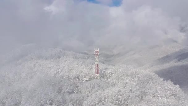 Veduta panoramica aerea delle montagne del Caucaso nella località sciistica e snowboard Gorky Gorod, Sochi, Russia . — Video Stock