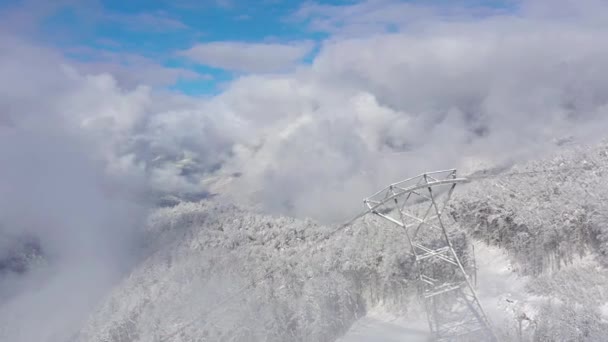Luftaufnahme der Kaukasusberge in Gorki Gorod bei sonnigem Tag, Sotschi, Russland. — Stockvideo