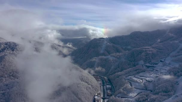 Vista aérea da paisagem das montanhas do Cáucaso em Gorky Gorod no dia ensolarado, Sochi, Rússia . — Vídeo de Stock