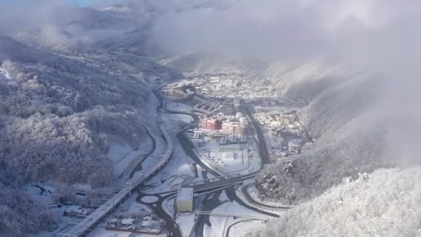 Εναέρια άποψη του χιονοδρομικού Γκόρκι Gorod στα βουνά του Καυκάσου, Σότσι, Ρωσία. Ορεινών δρόμων από ψηλά. — Αρχείο Βίντεο