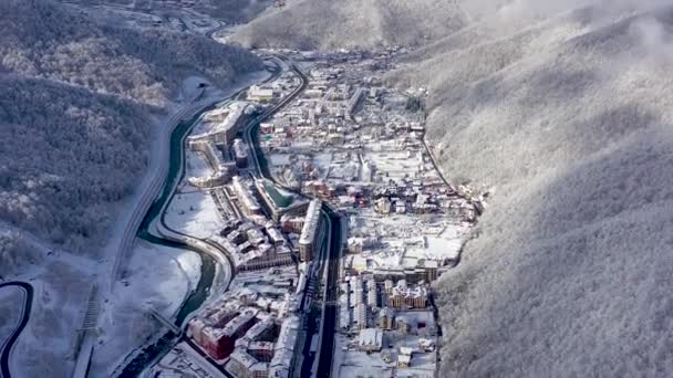 Vista aérea de la estación de esquí Gorky Gorod en las montañas del Cáucaso, Sochi, Rusia. Edificios residenciales y hoteles desde arriba . — Vídeos de Stock