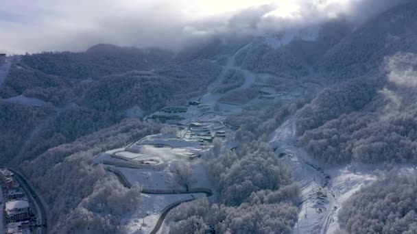 Vue aérienne du paysage des montagnes du Caucase à Gorki Gorod par temps ensoleillé, Sotchi, Russie . — Video