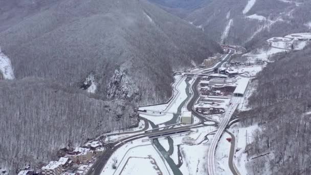 Luftaufnahme des Skigebiets Gorki Gorod im Kaukasus, Sotschi, Russland. Bergstraßen von oben. — Stockvideo