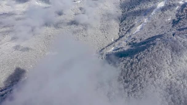 Vista aérea del paisaje de las montañas del Cáucaso en Gorki Gorod en el día soleado, Sochi, Rusia . — Vídeos de Stock