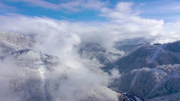 Luchtfoto landschapsmening van Caucasus Mountains in Gorki Gorod ski- en snowboard resort, Sotsji, Rusland. — Stockvideo