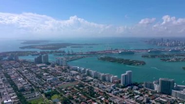 Miami, Florida, ABD - Ocak 2019: Hava dron panorama görünüm uçuş boyunca South Miami