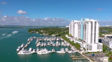 Miami, Florida, ABD - Ocak 2019: Hava dron panorama görünüm uçuş boyunca South Miami