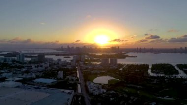 Miami, Florida, ABD - Ocak 2019: Hava dron panorama görünüm uçuş boyunca South Miami