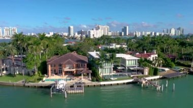 Miami, Florida, ABD - Ocak 2019: Hava dron panorama görünüm uçuş boyunca South Miami
