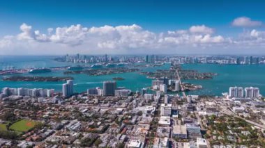 Miami, Florida, ABD - Ocak 2019: Hava dron panorama görünüm uçuş boyunca South Miami
