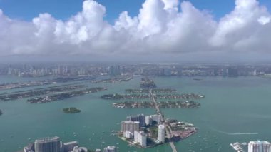 Miami, Florida, ABD - Ocak 2019: Hava dron panorama görünüm uçuş boyunca South Miami