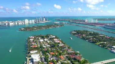 Miami, Florida, ABD - Ocak 2019: Hava dron panorama görünüm uçuş boyunca South Miami