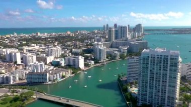 Miami, Florida, ABD - Ocak 2019: Hava dron panorama görünüm uçuş boyunca South Miami