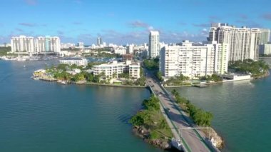 Miami, Florida, ABD - Ocak 2019: Hava dron panorama görünüm uçuş boyunca South Miami