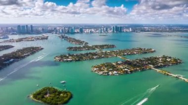Miami, Florida, ABD - Ocak 2019: Hava dron panorama görünüm uçuş boyunca South Miami