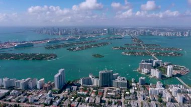 Miami, Florida, ABD - Ocak 2019: Hava dron panorama görünüm uçuş boyunca South Miami