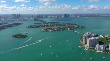 Miami, Florida, ABD - Ocak 2019: Hava dron panorama görünüm uçuş boyunca South Miami