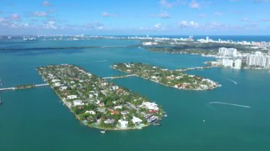 Miami, Florida, ABD - Ocak 2019: Hava dron panorama görünüm uçuş boyunca South Miami