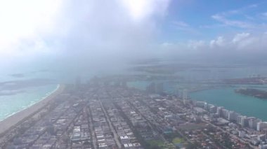 Miami, Florida, ABD - Ocak 2019: Hava dron panorama görünüm uçuş boyunca South Miami