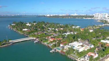 Miami, Florida, ABD - Ocak 2019: Hava dron panorama görünüm uçuş boyunca South Miami