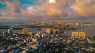 Miami, Florida, ABD - Ocak 2019: Hava dron panorama görünüm uçuş boyunca South Miami