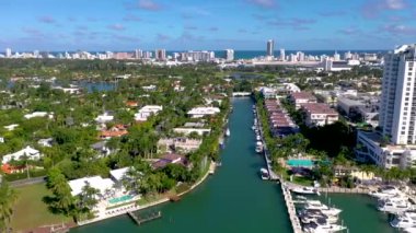 Miami, Florida, ABD - Ocak 2019: Hava dron panorama görünüm uçuş boyunca South Miami