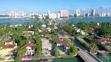 Miami, Florida, ABD - Ocak 2019: Hava dron panorama görünüm uçuş boyunca South Miami