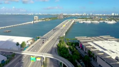 Miami, Florida, Abd - Mayıs 2019: Miami Biscayne Körfezi üzerinde havadan insansız hava aracı görünümü uçuşu. Bulutlu güneşli bir günde yukarıdan üst geçitler ve viyadükler. 