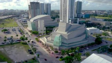 Miami, Florida, Abd - Mayıs 2019: Miami şehir merkezi, Town Square bölgesi üzerinde havadan drone panorama görünümü uçuş. Knight Konser Salonu yukarıdan güneşli bir günde. Sokaklar, oteller, çevredeki konutlar.