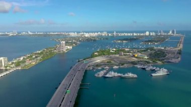 Miami, Florida, Abd - Mayıs 2019: Miami Biscayne Körfezi üzerinde havadan insansız hava aracı görünümü uçuşu. Bulutlu güneşli bir günde yukarıdan üst geçitler ve viyadükler. Yatlar ve tekneler. 
