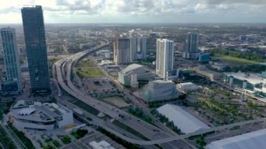 Miami, Florida, Abd - Mayıs 2019: Miami şehir merkezi, Town Square bölgesi üzerinde havadan drone panorama görünümü uçuş. Knight Konser Salonu yukarıdan güneşli bir günde. Sokaklar, oteller, çevredeki konutlar.
