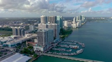 Miami, Florida, Abd - Mayıs 2019: Miami şehir merkezi, Town Square bölgesi üzerinde havadan drone panorama görünümü uçuş. Knight Konser Salonu yukarıdan güneşli bir günde. Sokaklar, oteller, çevredeki konutlar.