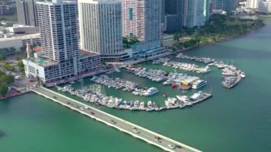 Miami, Florida, Abd - Ocak 2019: Güneşli bir günde Biscayne Körfezi'ndeki Miami Edgewater bölgesi üzerinde bulutlu hava aracı görünümü uçuşu. İskelede yatlar ve tekneler var. Lüks konut binaları