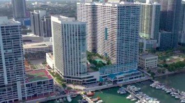 Miami, Florida, Abd - Ocak 2019: Güneşli bir günde Miami beach şehir merkezi üzerinde havadan drone panorama görünümü uçuş. Caddeler, oteller, alışveriş merkezleri ve yukarıdan konut binaları