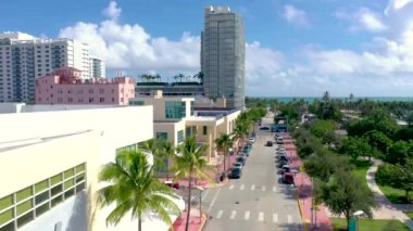 Miami, Florida, Abd - Ocak 2019: Güneşli bir günde Miami beach şehir merkezi üzerinde havadan drone panorama görünümü uçuş. Caddeler, oteller, alışveriş merkezleri ve yukarıdan konut binaları