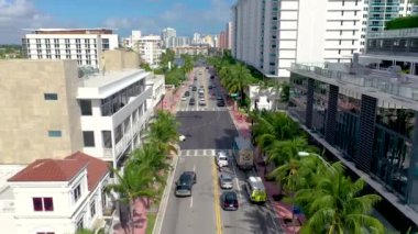 Miami, Florida, Abd - Ocak 2019: Güneşli bir günde Miami beach şehir merkezi üzerinde havadan drone panorama görünümü uçuş. Caddeler, oteller, alışveriş merkezleri ve yukarıdan konut binaları