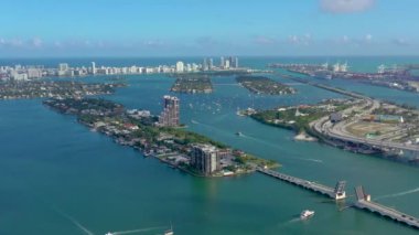 Miami, Florida, Abd - Mayıs 2019: Miami Biscayne Körfezi üzerinde havadan insansız hava aracı görünümü uçuşu. Bulutlu güneşli bir günde yukarıdan üst geçitler ve viyadükler. Yatlar ve tekneler. 