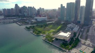 gün batımı nda abd, Miami'deki kıyı binaları ve körfezin havadan görünümü