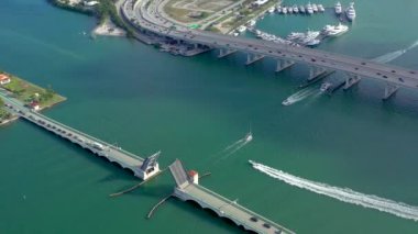 Miami, Florida, Abd - Mayıs 2019: Miami Biscayne Körfezi üzerinde havadan insansız hava aracı görünümü uçuşu. Bulutlu güneşli bir günde yukarıdan üst geçitler ve viyadükler. Yatlar ve tekneler. 