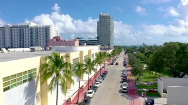 Miami, Florida, Abd - Ocak 2019: Güneşli bir günde Miami beach şehir merkezi üzerinde havadan drone panorama görünümü uçuş. Caddeler, oteller, alışveriş merkezleri ve yukarıdan konut binaları