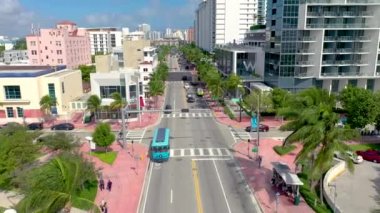 Miami, Florida, Abd - Ocak 2019: Güneşli bir günde Miami beach şehir merkezi üzerinde havadan drone panorama görünümü uçuş. Caddeler, oteller, alışveriş merkezleri ve yukarıdan konut binaları