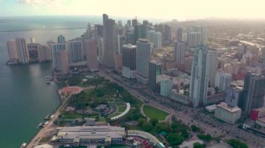 miami, ABD'de gün batımı sırasında yollar ve binalarda araçların havadan görünümü