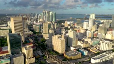 miami, ABD'de gün batımı sırasında yollar ve binalarda araçların havadan görünümü