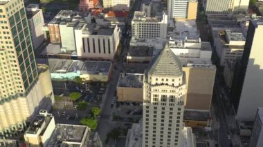 Miami, Florida, Abd - Ocak 2019: Güneşli bir günde Miami beach şehir merkezi üzerinde havadan drone panorama görünümü uçuş. Caddeler, oteller, alışveriş merkezleri ve yukarıdan konut binaları